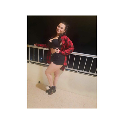 CAUTIVADORA  Y  AMABLE  JOVEN COLOMBIANA