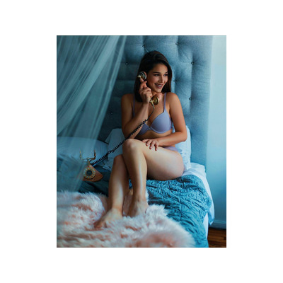 HERMOSA LATINA RESERVADA Y JUGUETONA