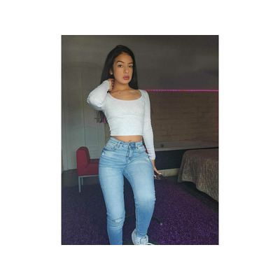 jovencita llena de deseo y placer