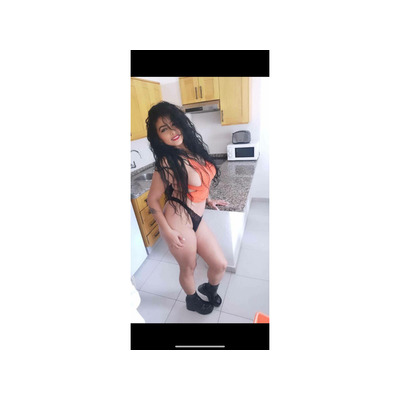 guapa, atractiva y complaciente.