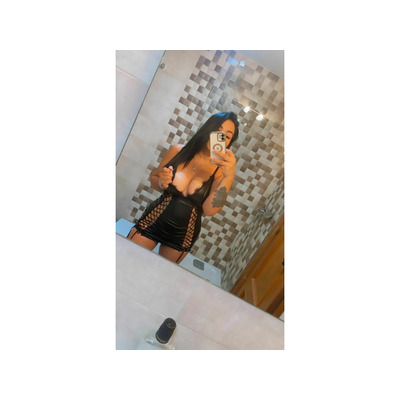 Hermosa jovencita juguetona cariñosa