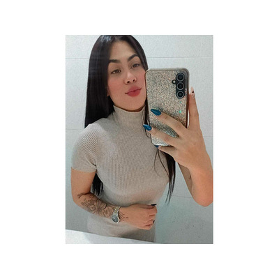 Una joven muy delgada oferta packs