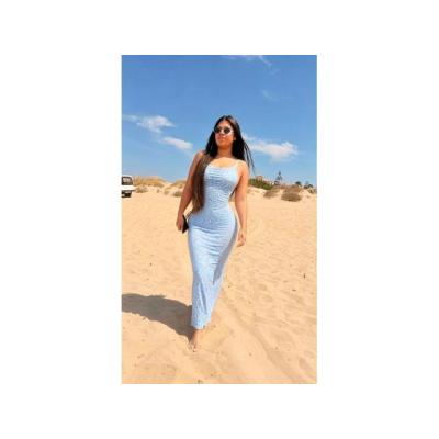 Joven latina fiestera sedienta de leche