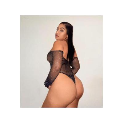 Joven latina fiestera sedienta de leche