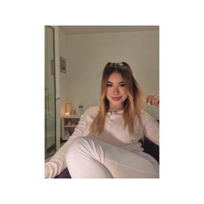 Latina fiestera experta con la boca