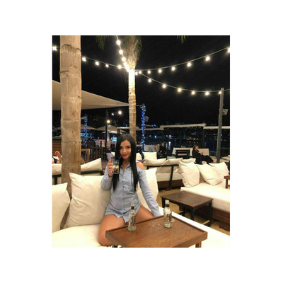 MUY ADICTA A LA FIESTA BLANCA