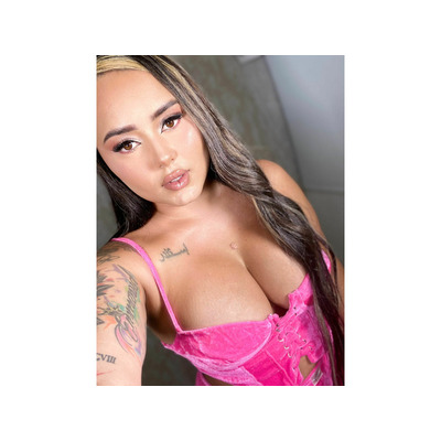 JOVENCITA CON DELICIOSAS CURVAS