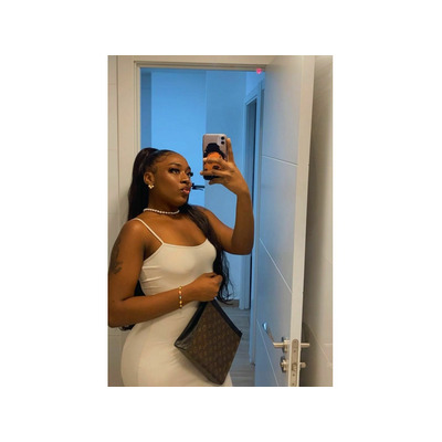 NEGRA CON UN CHOCHO BIEN TRAGON