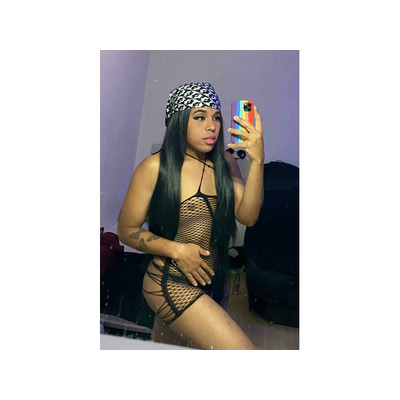 UNA DIABLA CON CACHO ENTRE LAS PIERNAS