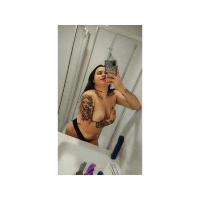 UNA DULCE JOVENCITA CON PIRCING