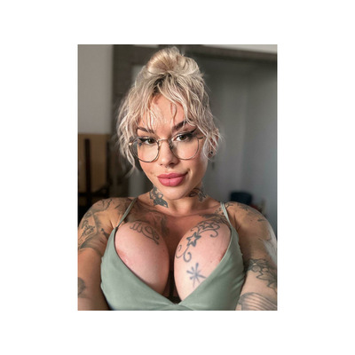 Española, independiente y muy tatuada